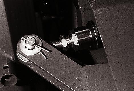 D E 1. Løsen låsemøtrik D (36 mm) og skru cylinderstop E (36 mm) væk fra cylinderlegemet. 2. Sikre at bomskråtstillingen er i neutral indstilling. 3.