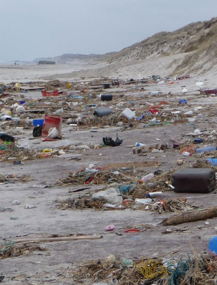 PLAST I NATUREN OG I HAVET Affald i naturen og havet er et alvorligt problem for os alle på planeten SP Group laver IKKE: Plastposer Engangsbestik Vatpinde Sugerør Engangsflasker eller