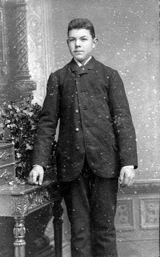 Onkel Ludvigs Hus i Amerika August Ludvig Nielsen, f. 21.6.1871, i Bodilsker. Til South Dakota via New York., 29.3.1890 og 16.9. 1899.