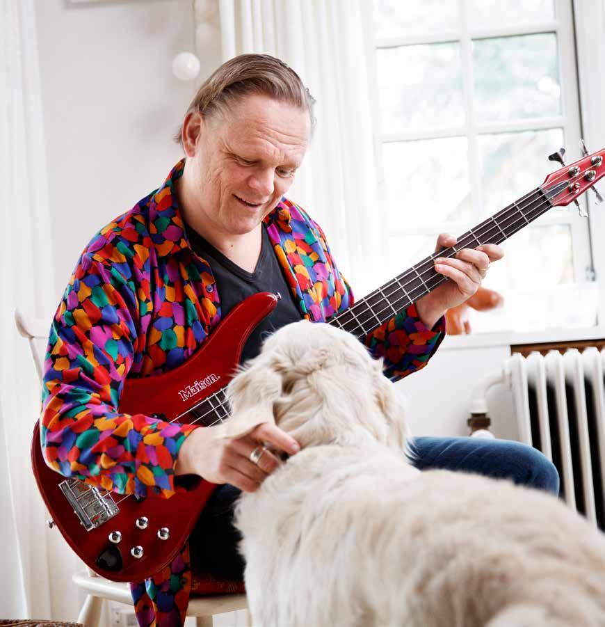 4 nr. 2 / april 2019 Sigurd Barrett bor i Valby med sin kæreste Heidrun Petersen, børn fra et tidligere ægteskab, og hunden Leika. Det er her, han komponerer sin musik og skriver sine sange.