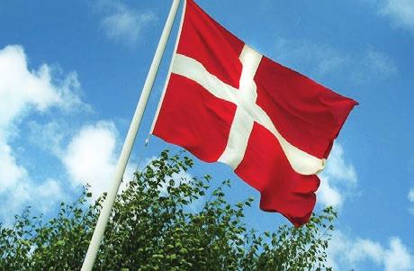 I dag kipper vi med flaget ved festlige dage. Sætter det på halv stang når vi mister vore kære. Vores danske soldater er pligtige til at bære det danske flag.