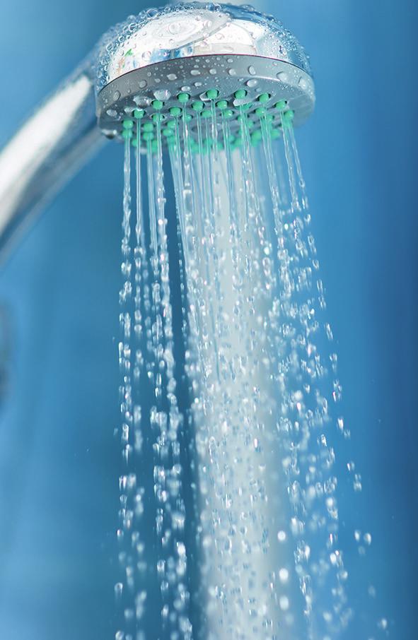3 Vandforbrug i brusebadet Astrid tager brusebad hver morgen. I brusebadet bruger hun ca. 14 L vand i minuttet. 3.