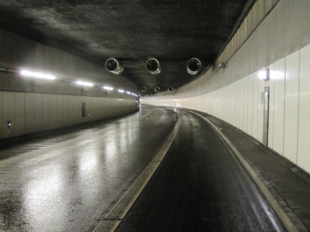 Side 2 af 14 Under normale trafikforhold er der en hastighedsbegrænsning i tunnelen på 70 km/t fra hhv. ca. 290 m før tunnelen til ca.