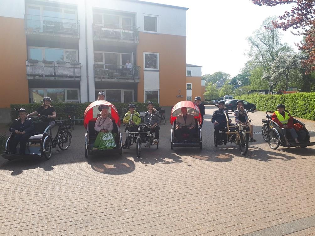 Rickshaw-ture i Område Marselisborg. Tirsdag d. 30. april var hele 6 af område Marselisborgs cykler på tur, da 5 unge frivillige fra fællesskabet Ebenezers Unge tog ældre plejehjemsbeboere ud på tur.