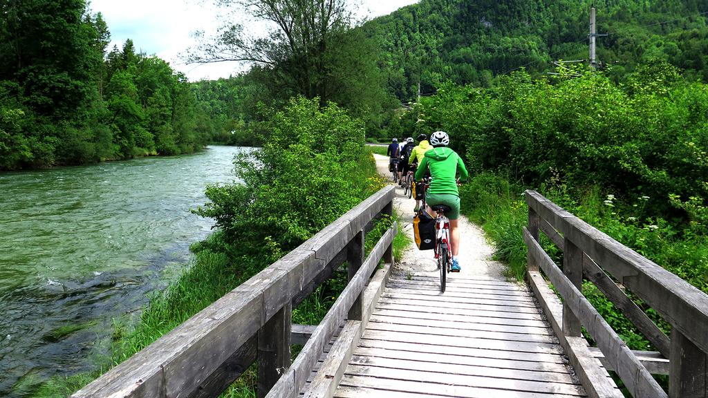 Cykelferie i Salzkammergut I kan næsten høre tonerne af the hills are alive, with the sound of music, mens I cykler gennem det fantastiske østrigske landskab med de grønne marker og smukke bjerge,