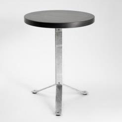 Cafébordene i støbt beton og stål kan leveres i forskellige mål og varianter.