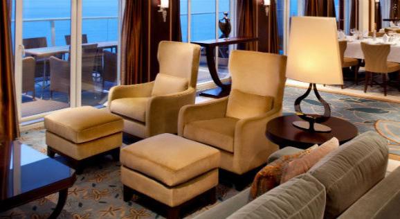 Suiten har privat balkon med bord og stole, og concierge service, adgang til privat lounge og personlig service ved bestillinger er inkluderet.