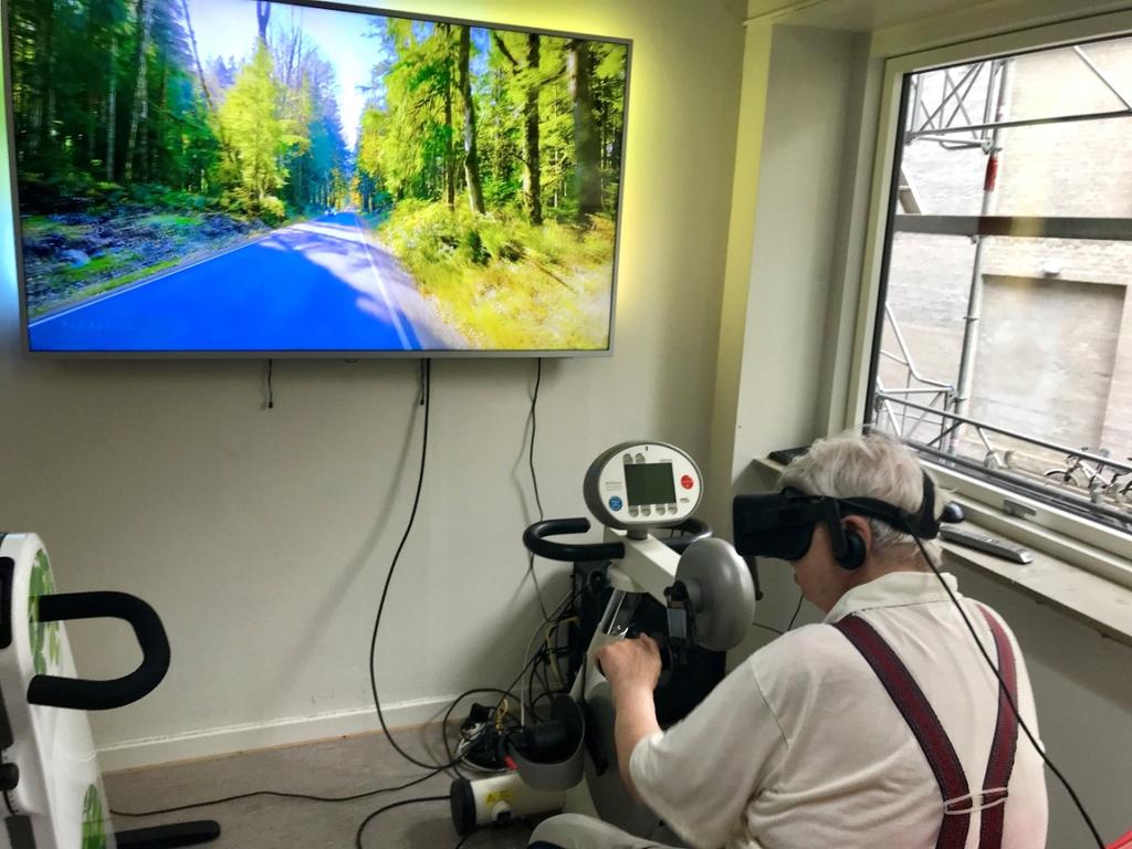 VR-træning Betaniahjemmet har opgraderet træningsredskaberne i fitnesslokalet, så der nu er mulighed for at afprøve VR-cykling.