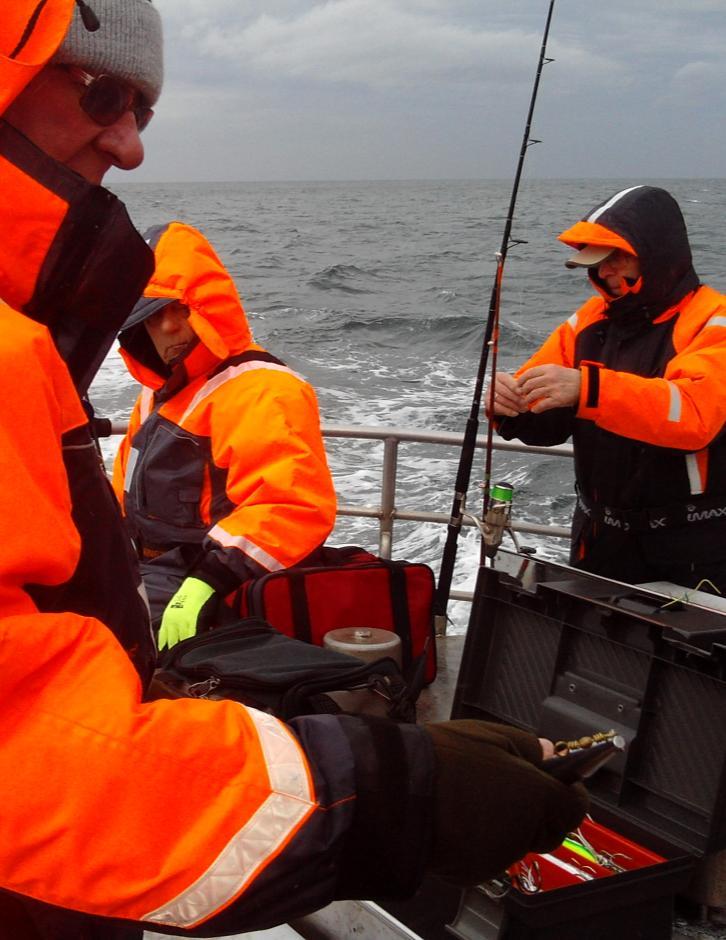 Redaktionen måtte lige nærstudere de godt indpakkede lystfiskere, som her trodser vinteren på Øresund midt i februar måned. Er det mon folk fra Bjørnen?