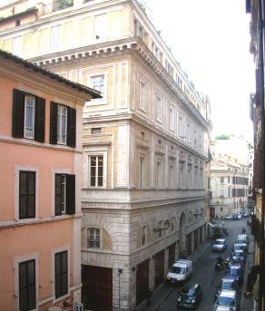 85. Rom Centrum, Via del Banco di S. Spirito 52, 2. sal tv. 00186 Roma. Skiftedag lørdag kl. 14 til lørdag kl. 10 Lejligheden ligger i en gade lukket for trafik helt centralt i Rom.