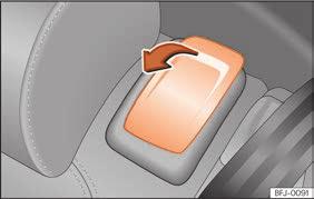 Sådan gemmes indstillingerne for sidespejlene til kørsel fremad og førersædet i en bilnøgle Aktiver bilnøglen til memoryfunktionen. Indstil sidespejlene og sædet.