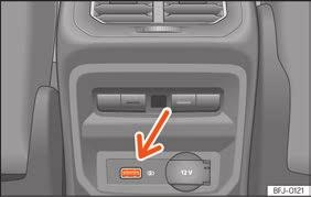USB/AUX-IN-indgangen er placeret i opbevaringsområdet i midterkonsollen foran Fig. 239. Du finder beskrivelsen af betjeningen i Side 207.