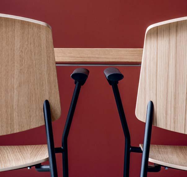 PAUSE DESIGNED BY BUSK + HERTZOG Pause-stolen er designet med fokus på, at den skal være lige smuk at se på forfra som bagfra.