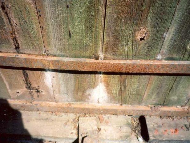 Foto 58: Spændebåndene på træbeholdere er normalt af sort stål, der ikke er rustbeskyttet.