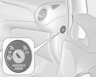 Airbaggen på højre forsæde kan deaktiveres med en nøglebetjent kontakt i passagersiden af instrumentpanelet.