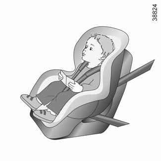 Et barnesæde med front med køreretningen, solidt fastgjort til bilen, formindsker risikoen for skader i hovedet.