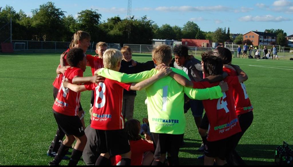 Det fede fodboldmiljø for alle OKSer Nyt koncept for ungdomsarbejdet igangsættes til august Fra august 2018 tager vi hul på et spændende projekt, som vi kalder: 'Det fede fodboldmiljø for alle i OKS'.