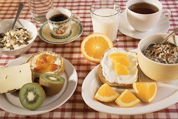 Opslagstavlen Morgenmad i Cafeen I Cafeen serveres hver dag et dejligt morgenbord med: 3 slags forskellige brød, 2-4 slags oste og frugt, 2 slags marmelade, yoghurt, juice, kaffe og the.