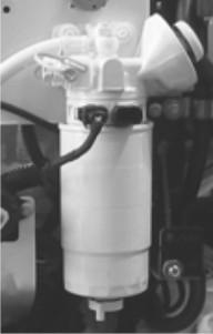 Afsnit 4 - Vedligeholdelse 2. Ån ftpningsdækslet ved t dreje det mod uret (set fr unden f filteret), indtil rændstoffet egynder t løe ud. Fjern ikke ftpningsdækslet.