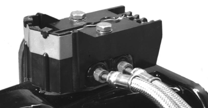 tæring Motoren er udstyret med en offernode i efterkølerens endedæksel, som hjælper med t eskytte