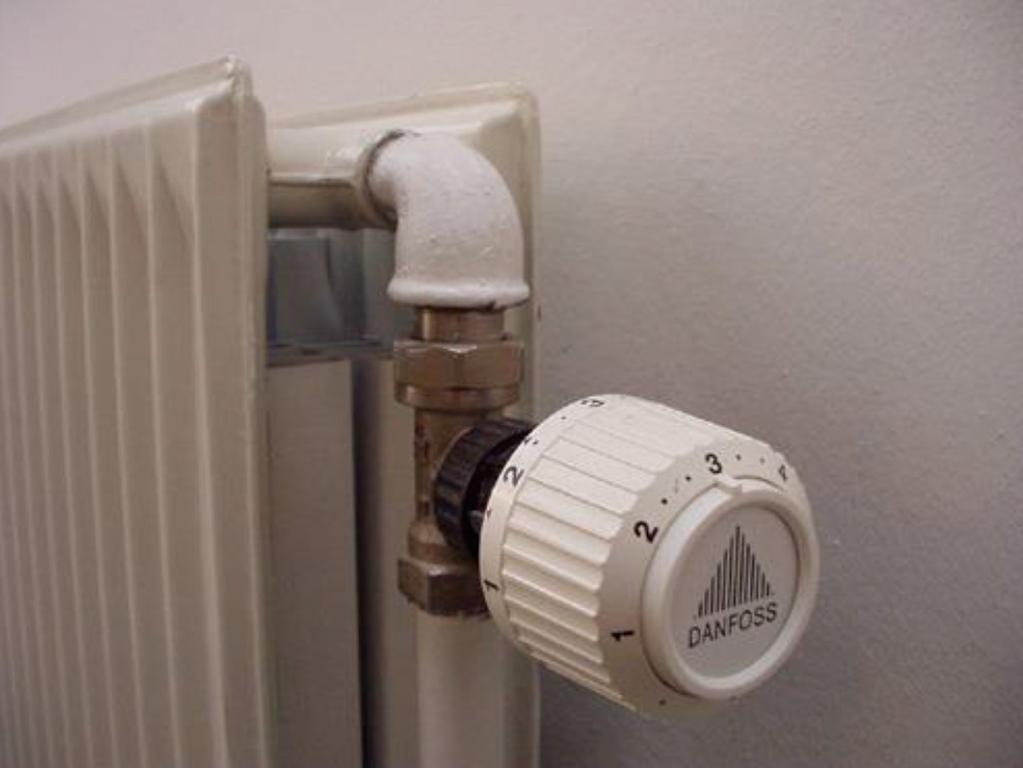 Radiatortermostatventiler Varmeforbruget til rumopvarmning kan reduceres væsentligt ved anvendelse af termostatstyrede radiatorventiler frem for manuelle.