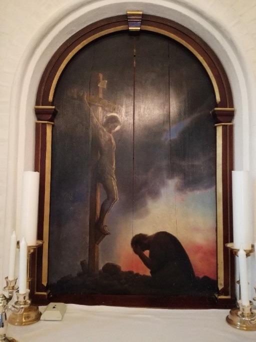 . Kend din kirke: Altertavlen i Svinø. Altertavlen i Svinø fremstiller korsfæstelsen af Jesus på Golgata. Billedet blev ved kirkens opførelse i år 1900 skænket af Gavnø Gods.