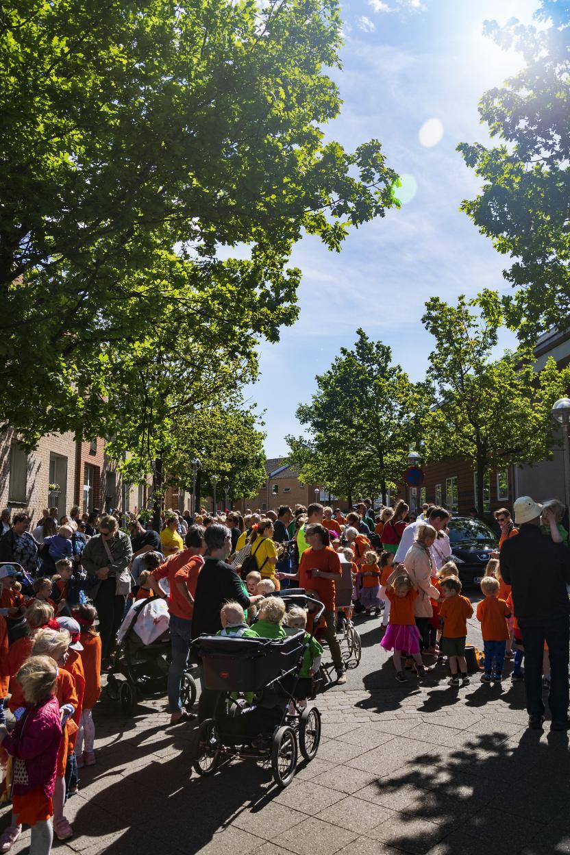 de sammen marcherer ned af Egebjerg bygade mod Plejecenter Egely, hvor børnene synger sange for de ældre