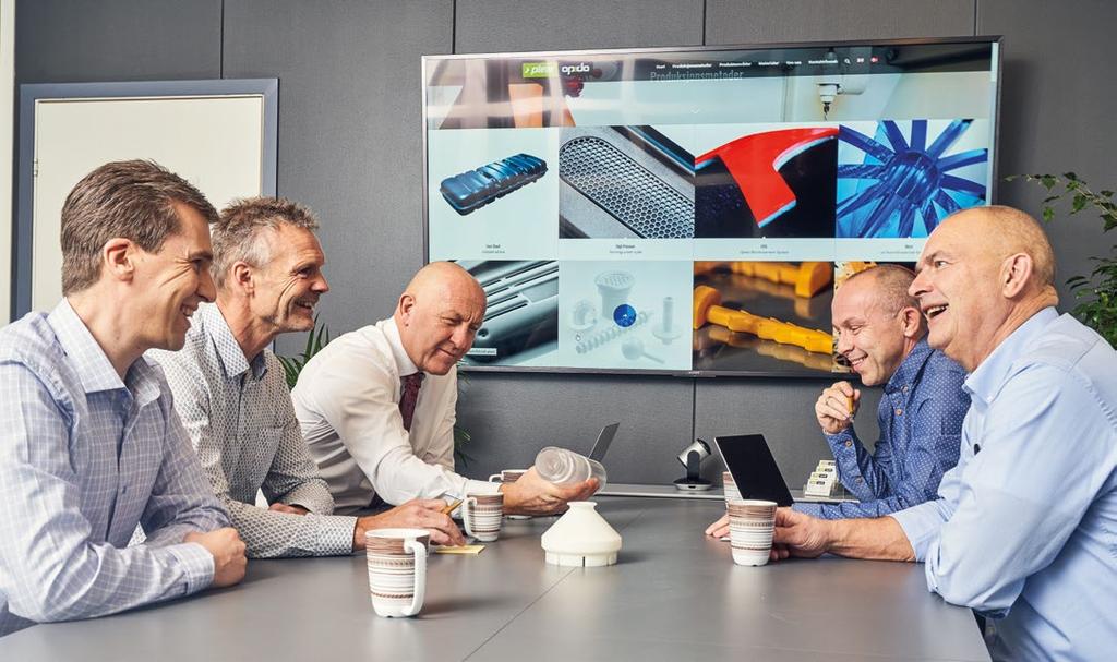 Medarbejdere i det norske selskab, Plexx AS, er flyttet i nye lokaler. Fra venstre: Morten Nilsen, Jon Jørundland, Arild Johnsen (CEO), Geir Berg og Finn Juliussen.