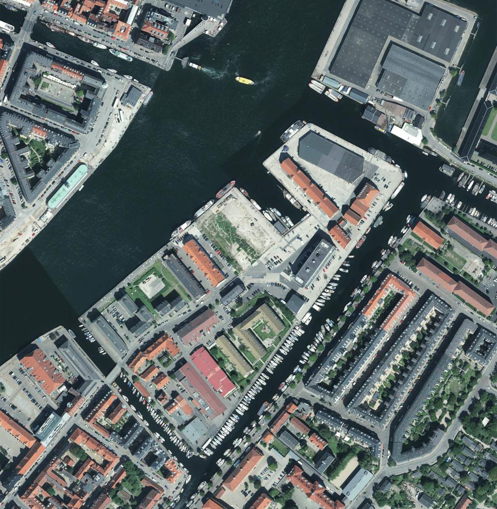 Luftfoto af lokalplanområdet og omgivelser. Foto er taget i 2011, før DR Aftenshowet blev flyttet fra Nyhavn til Krøyers Plads og før bygningen på Grønlandske Handels Plads blev revet ned. I.