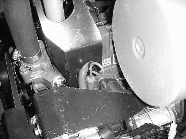 Åbn motorhjelmen, og fastgør motorhjelmens støttepind.. Fjern målepinden (fig. ), tør den af, og sæt den tilbage igen. Fjern målepinden, og kontroller oliestanden.