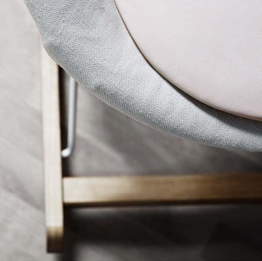 ROCKING NEST CHAIR NYT BUD PÅ EN ARKETYPE Anker Bak forener det klassiske og det innovative i sin nyfortolkede gyngestol Rocking Nest Chair, der samler træ, læder, kanvas og stål i en organisk og