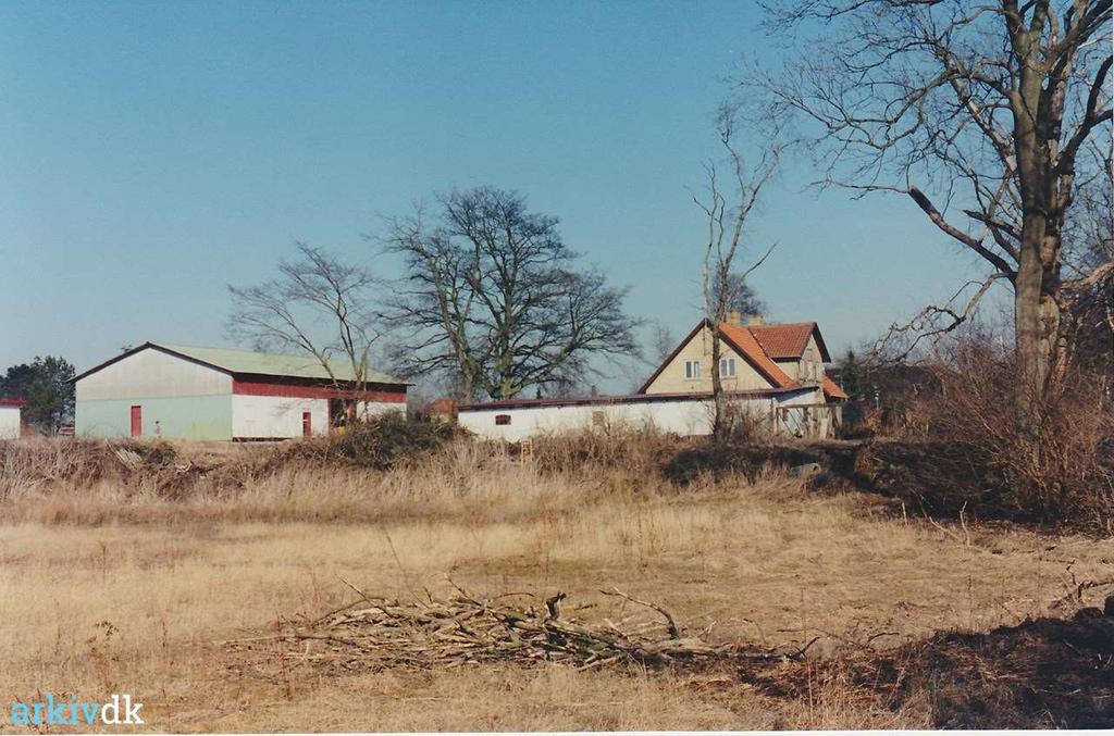 Stålmosegård 1996 set fra vest med lade, svinehus og stuehus fra krigens sidste år.
