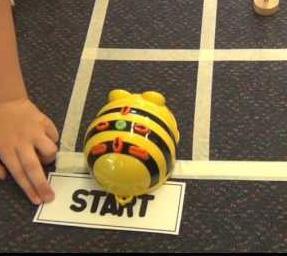 Robot-leg på biblioteket Kom og prøv at programmere med den lille og børnevenlige gulvrobot Bee-Bot Vi arbejder med Bee-Bot, den lille robot, som børnene kan programmere med simple kommandoer og få