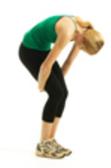 Stræk din krop Brug 5 min på at strække kroppen - få løsnet spændinger og fornyet energi! 1. Stå med hænderne ned langs siden og læg hovedet til den ene side. Hold strækket i ca. 15 sek.