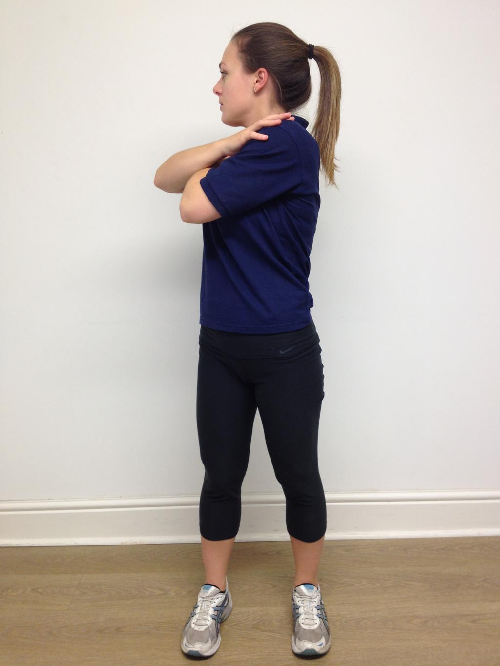 Skyd ryg: Sid eller stå med let spredte ben, kryds armene og tag fat i knæhaserne, rund ryggen op mod loftet.