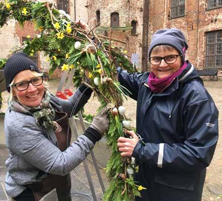 PÅSKEBRØND OG PÅSKEAKTIVITETER PÅ SLOTTET Medarbejdere og frivillige på Koldinghus havde i ugen op til påske travlt med at pynte springvandet i Slotsgården med blomster og grønt.