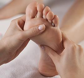 Palliativ fysioterapi kan også være lindrende i form af blid massage og afspænding, der kan give kroppen afslapning og ro. Som pårørende kan man også give blid massage måske som fodmassage.