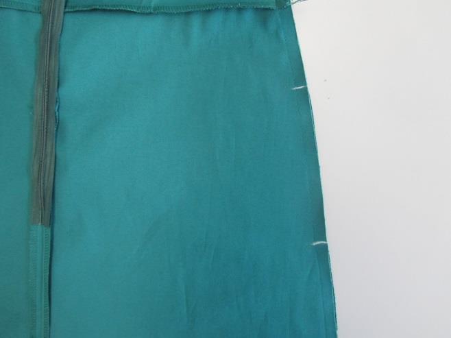 Stiklommer: Sy kjolens sidesømme fra ærmegabet til slidsmærket, og luk