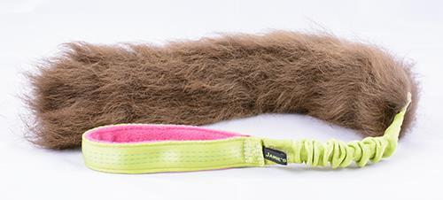 Joey Vildbasse 40 cm lækker pels med kraftig elastik og fleecepolstret håndtag. Længde ca. 70 cm.