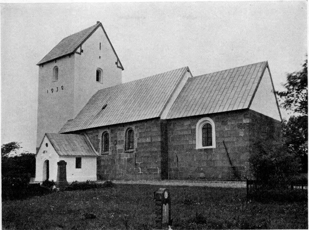 Fig. 1. Skinnerup. Ydre, set fra Sydøst. H. M. 1935 SKINNERUP KIRKE HUNDBORG HERRED Kirken, der er Anneks 1 til det residerende Kapellani i Tisted, ejedes o. 1630 og 1666 af Kronen 2. 29.