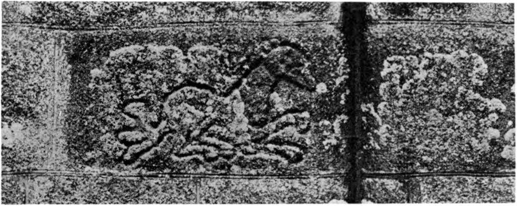 I det Indre, hvor Væggene er kvaderklædte, staar den brede, trykket-runde Korbue nu uden synlig Sokkel. En Kvader i dens Nordvange har et fremspringende, o. 29 cm højt Reliefhoved (Fig. 9).