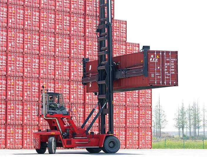 Figur 2.7: Eksempel på Empty Stacker, der anvendes til flytning og stakning af tomme containere. Terminalen påregnes at skulle betjene op til 1.000 lastbiler dagligt.