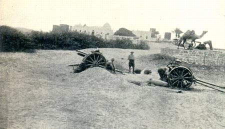 B Battery, Honourable Artillery Company, in action at Sheik Othman, Aden, 1915. Fra Kilde 2. Styrken, der blev udtaget af de sparsomme styrker, der bevogtede Suezkanalen, blev udskibet fra 14.