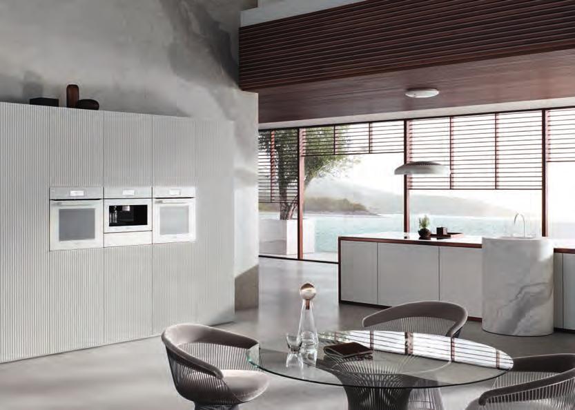 Med køkkenprodukter i farven Brillanthvid kan du skabe et gennemført lyst og blidt lys i et hvidt køkken.