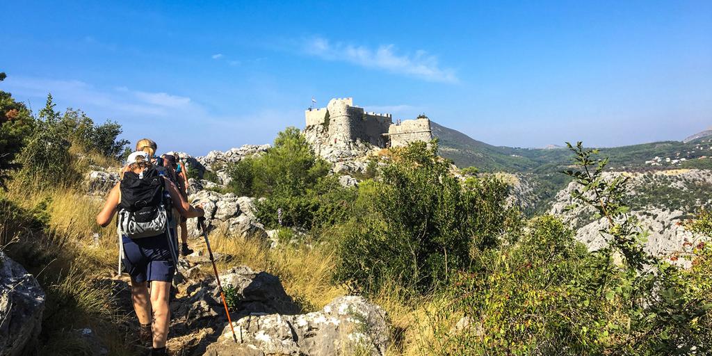 Dag 7. Den gamle pirat-by Omis Vandring til Mirabela fortet Den flotte by Omis en af Adriaterhavets perler - ligger omgivet af dybe kløfter ved udmundingen af Cetina floden.
