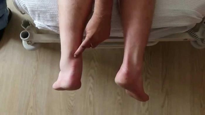 Din akillessene er revet over, og derfor er din fod i en Walker-støvle med 3 kiler under hælen. Senen aflastes, når foden holdes helt strakt i spidsfod.