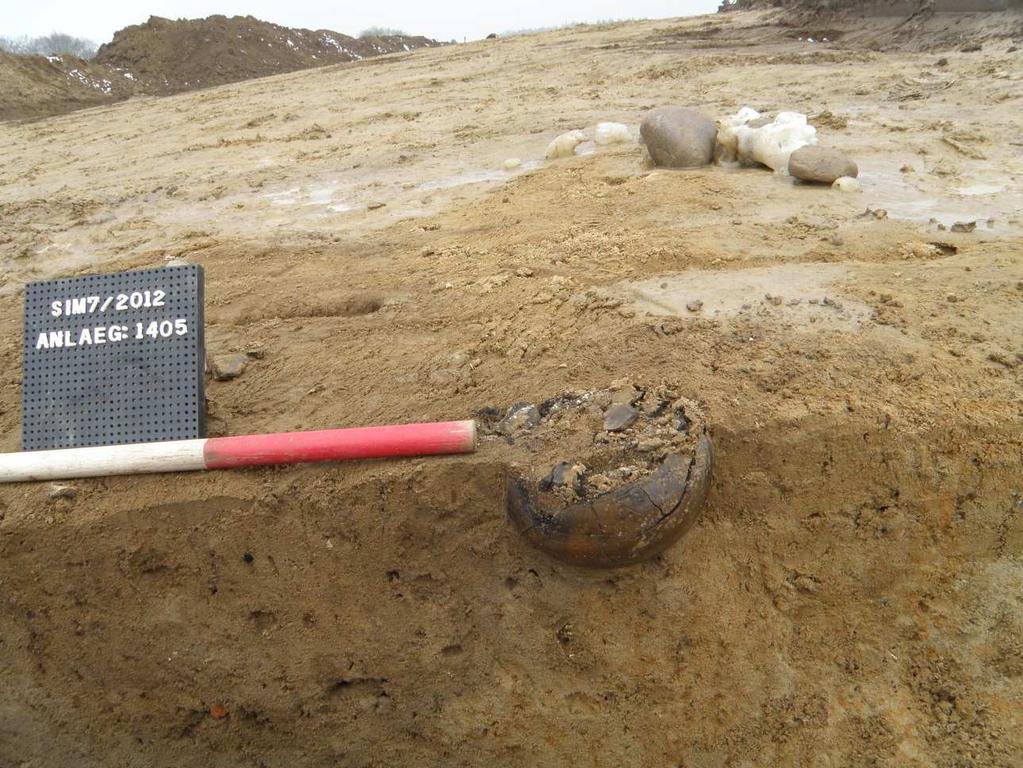 Urne i kanten af en større grube Felt 2 I feltet blev der registreret tre gruber fra yngre stenalder.