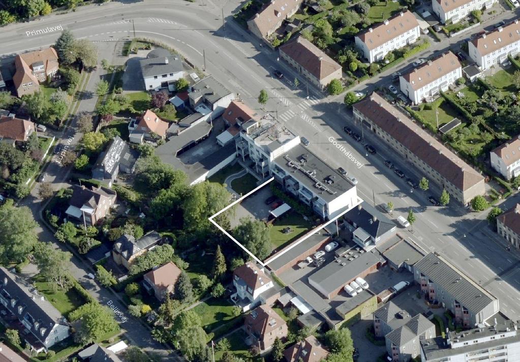 Området set mod nord. Lokalplanområdet er indtegnet med hvid linje og de vigtigste gader er navngivet. Luftfoto: Kortforsyningen, 2017.