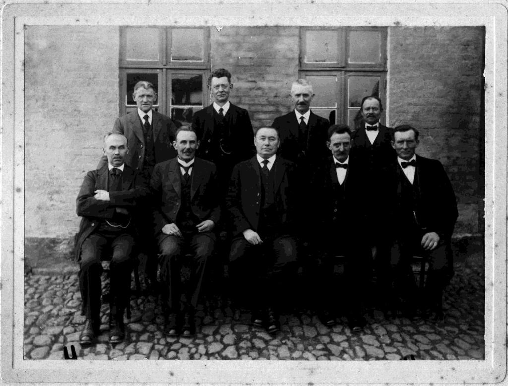 Jerslev Sogneråd 1925 1929 Bagest: Forrest:??. Chr. Holst Hansen, Mellem Hjulskov. Chr. Jensen, Skummebak Mylund. Chr. Vangsted. Mejerist Christensen.