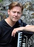 Jesper Vinther er uddannet på Folkemusiklinjen ved Det Fynske Musikkonservatorium og er i dag en af Danmarks bedste og mest aktive harmonikaspillere inden for folkemusikgenren.